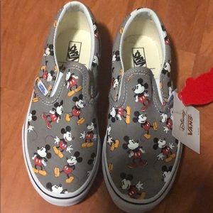 Selling brand new Disney mickey